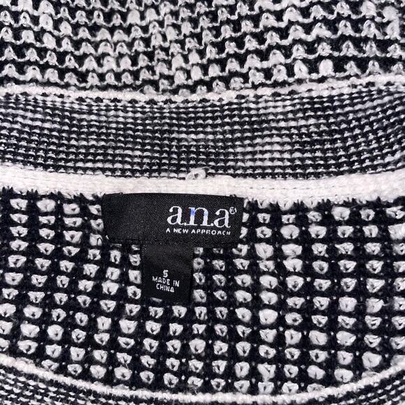 White and Black Knitted Sweater - Picture 5 of 5